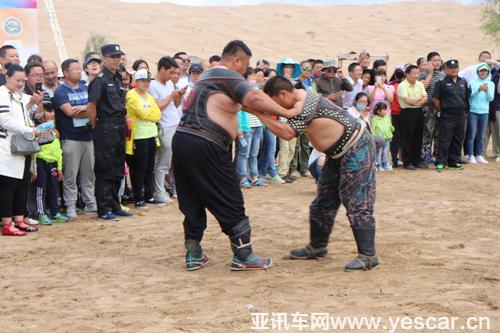蒙古摔跤比赛进行得紧张激烈。.jpg