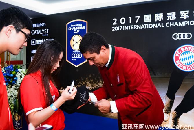 拜仁传奇球星吉奥瓦尼·埃尔伯先生为热情的中国球迷签名.JPG
