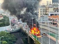 广州越秀区一货车高架桥上自燃 黑烟直冲云霄