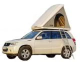 在冰岛旅行时，有一款配有顶篷帐篷的汽车不可或缺