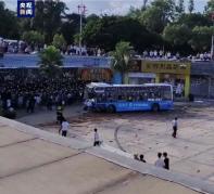 警方通报：江西赣州一公交车坠入负一层平台